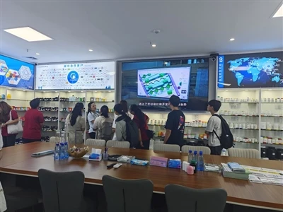 Estudiantes de la Universidad Central de Minzu visitan Hubei Mingda Plastics ...
